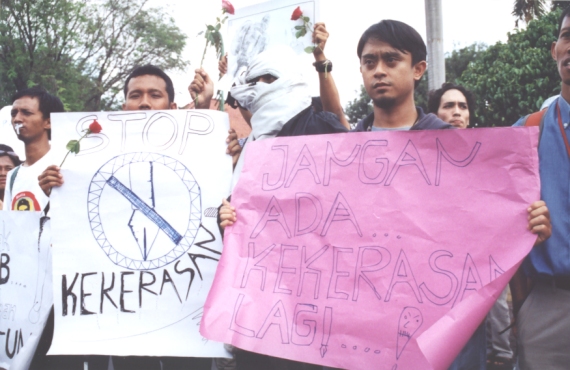 Para jurnalis dalam demonstrasi menentang aksi kekerasan terhadap staf redaksi majalah Tempo  pada tahun 2002  lalu 